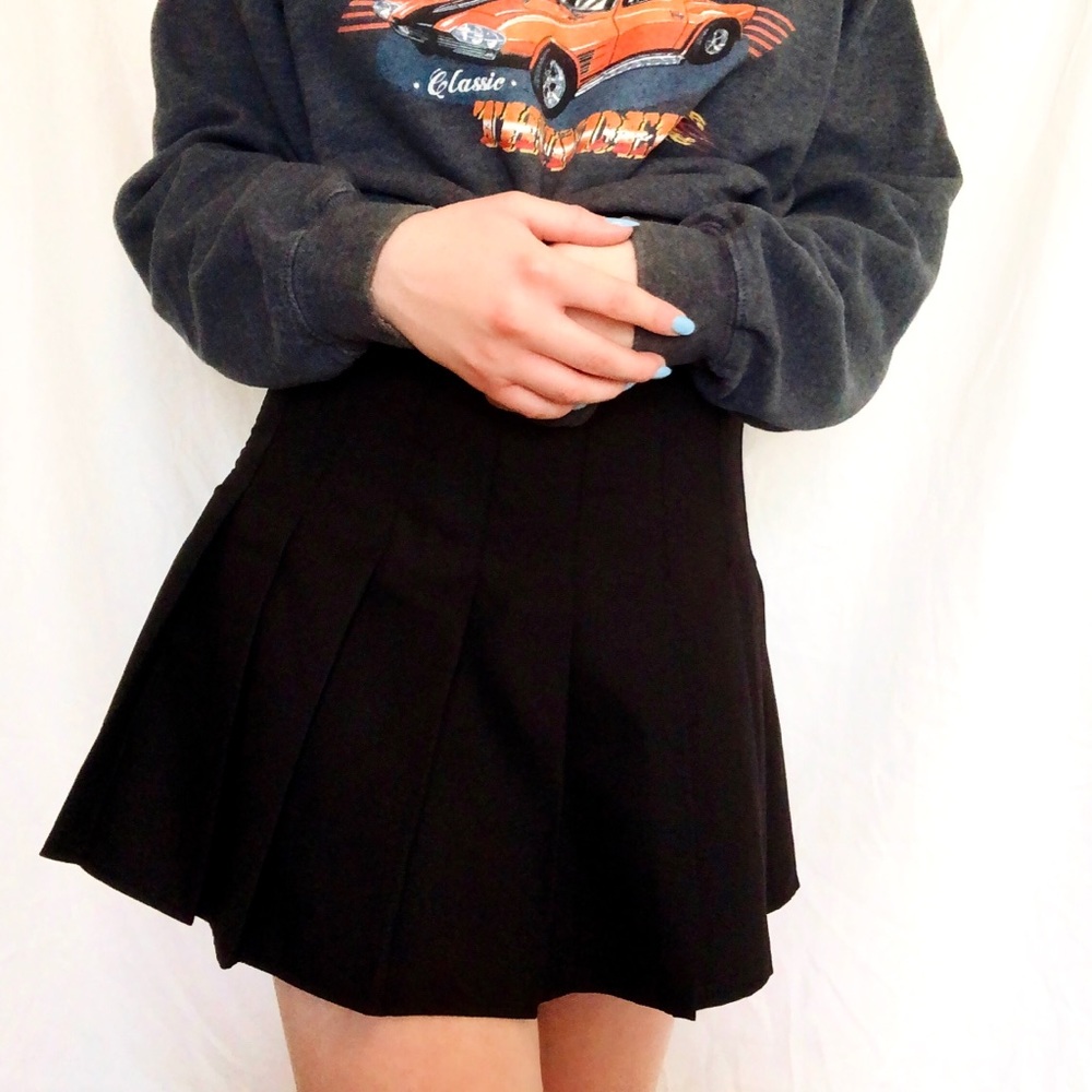 pleated black skirt
